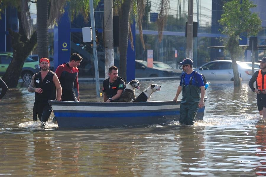 Policiais tem acompanhado embarca&ccedil;&otilde;es durante os resgates