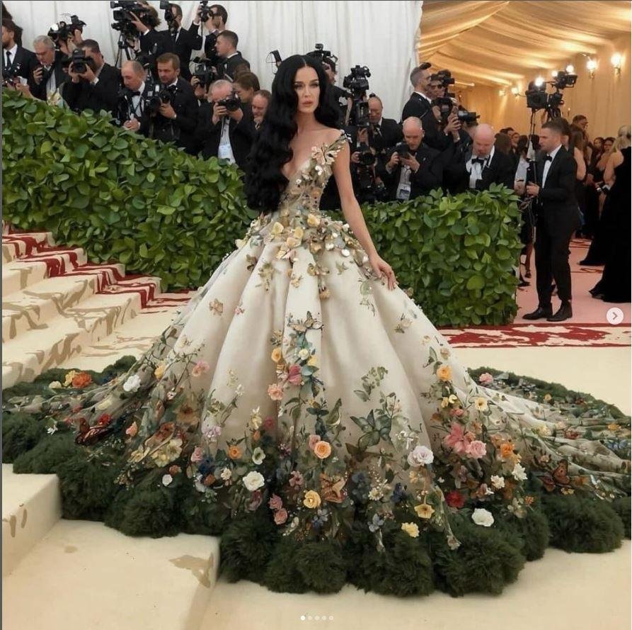 Katy Perry postou a imagem feita por intelig&ecirc;ncia artificial e desmente sua ida ao baile: "n&atilde;o consegui ir ao MET, tive que trabalhar"