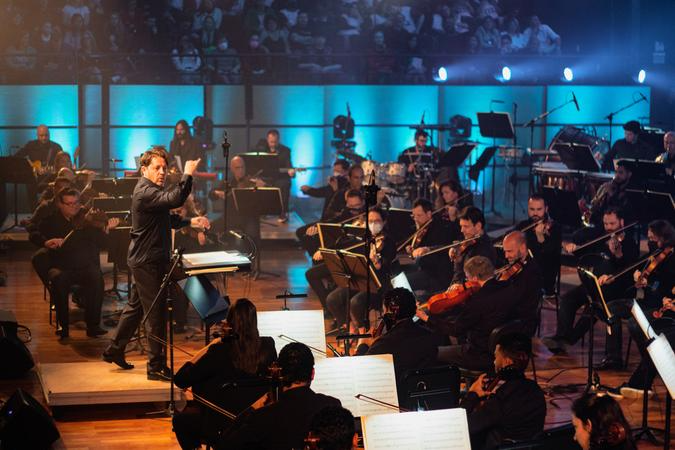Orquestra Sinf&ocirc;nica de Porto Alegre, sob a reg&ecirc;ncia de Evandro Matt&eacute;