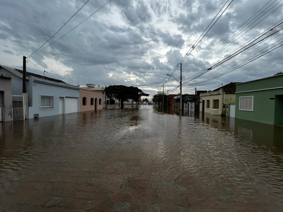 A rua Santos Abreu &eacute; um dos locais que j&aacute; est&aacute; alagado em S&atilde;o Louren&ccedil;o do Sul