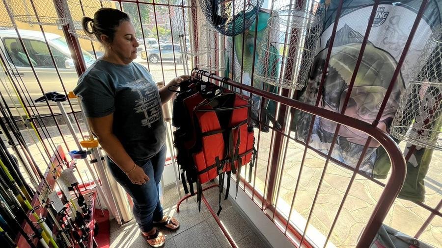 Propriet&aacute;ria de loja do ramo, Mara Ouriques diz que tamb&eacute;m quase n&atilde;o h&aacute; mais coletes &agrave; venda