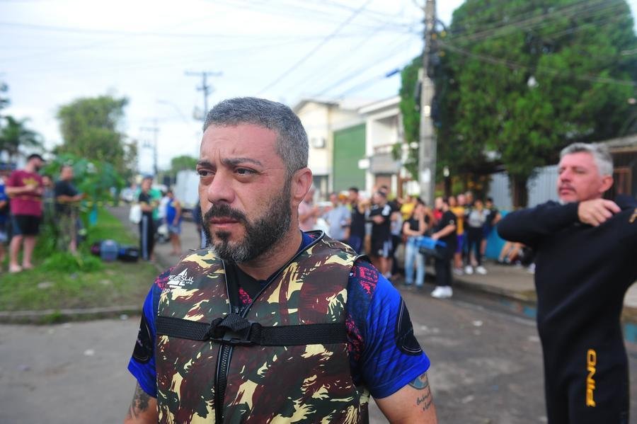 Fabio Machado &eacute; um dos integrantes do grupo de volunt&aacute;rios que est&aacute; no Sarandi