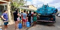 Dmae distribui água com caminhões-pipa para posto de saúde e comunidade no bairro São José, no Partenon