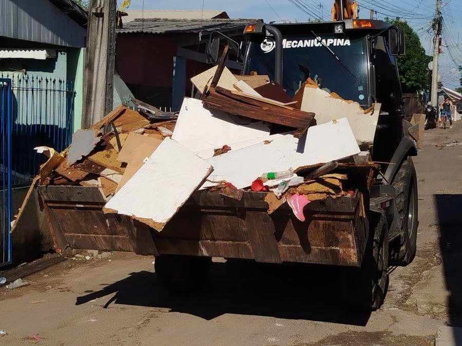 O recolhimento de lixo tamb&eacute;m foi retomado em algumas &aacute;reas, mas ainda com dificuldade