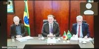 Em reunião virtual com a Farsul, ministro Carlos Fávaro (C) anunciou medidas em benefício de produtores rurais gaúchos