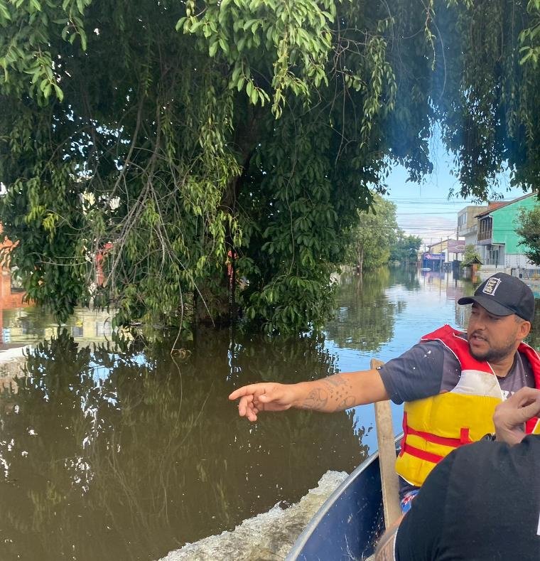 Volunt&aacute;rios resgatam moradores ilhados no bairro Sarandi