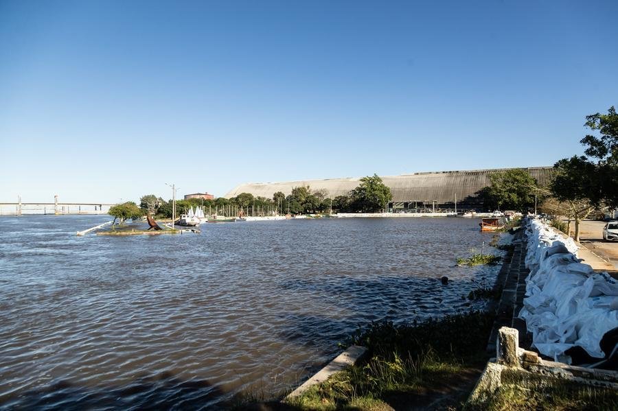 A Prefeitura colocou barreiras de conten&ccedil;&atilde;o para tentar barrar o avan&ccedil;o do Canal S&atilde;o Gon&ccedil;alo