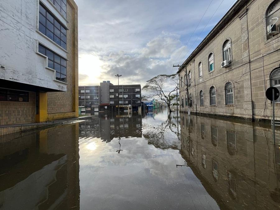 Pela manh&atilde; a &aacute;gua  chegou perto da entrada da Santa Casa de Rio Grande