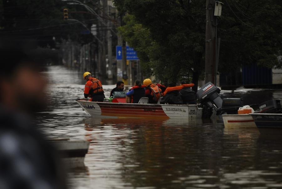 Alagamentos seguem ocorrendo em Porto Alegre