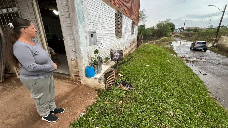 Marlise observa o arroio Luiz Rau, que fica atr&aacute;s de sua casa e inundou resid&ecirc;ncias pr&oacute;ximas na enchente