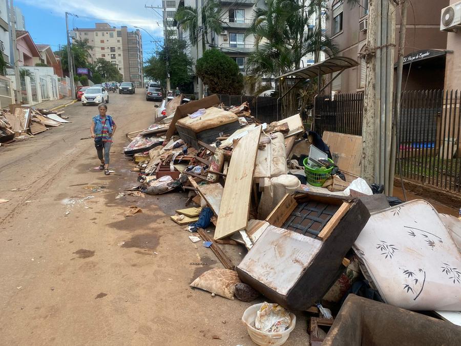 Entulhos das enchentes s&atilde;o vistos nas ruas do munic&iacute;pio de Lajeado