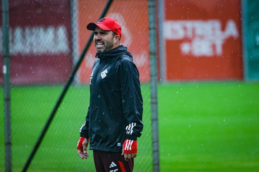 Eduardo Coudet voltar&aacute; a trabalhar na pr&oacute;xima segunda-feira, apesar das enchentes que ainda castigam o Rio Grande do Sul