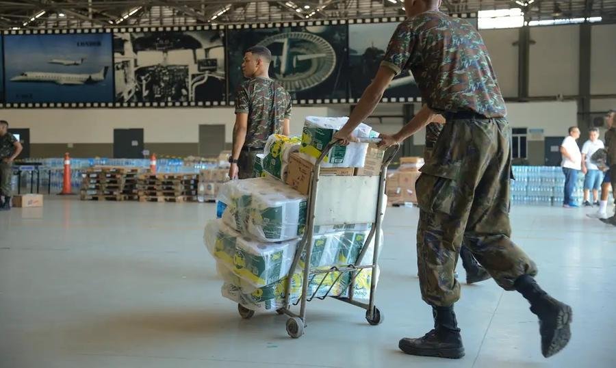For&ccedil;as Armadas mobilizam 20 mil militares no Rio Grande do Sul