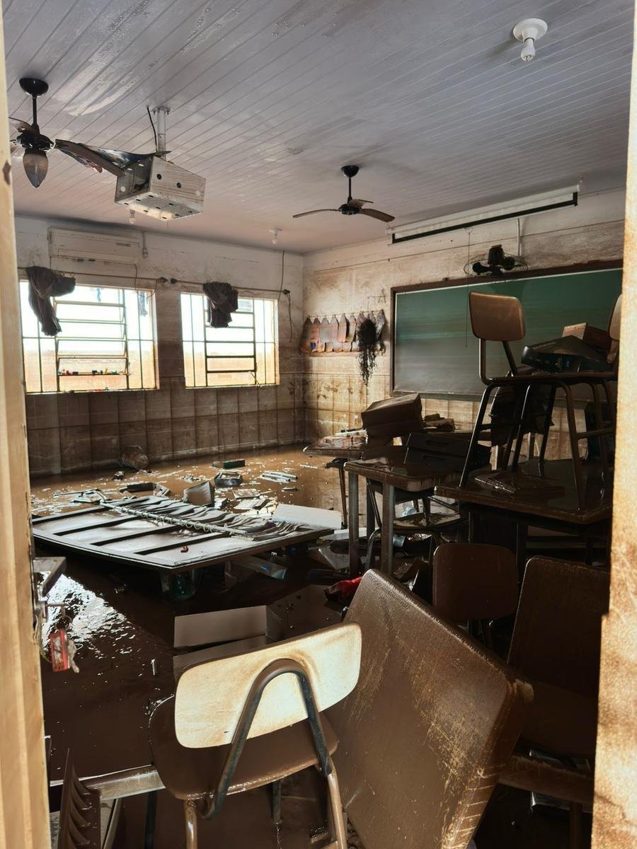 Pr&eacute;dios comerciais, casas de fam&iacute;lias, postos de sa&uacute;de e escolas foram duramente danificados pela for&ccedil;a da &aacute;gua