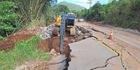 Trabalho de reconstrução após a enchente na Estrada Municipal do Vinho, em Caxias do Sul