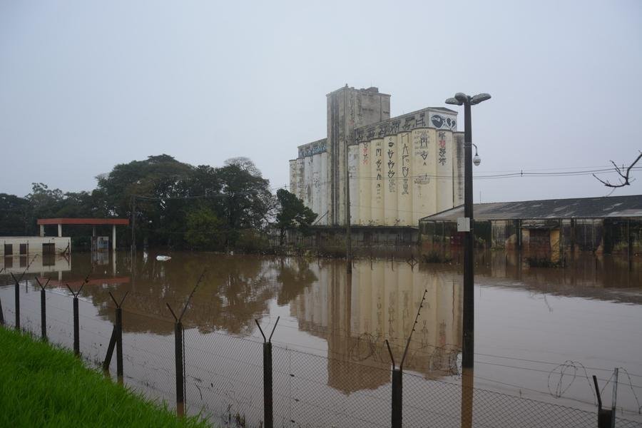 Centro Hist&oacute;rico de Porto Alegre segue alagado e praticamente sem luz