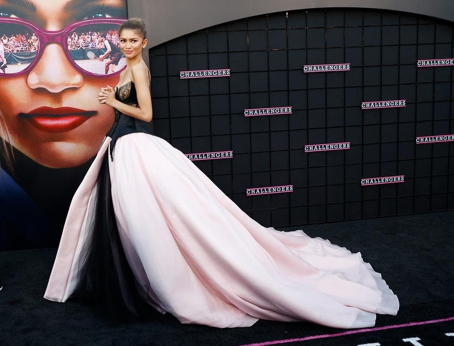 Zendaya na estreia de "Challengers" no Regency Village Theatre em Los Angeles, Calif&oacute;rnia, em 16 de abril. Superestrela de sua gera&ccedil;&atilde;o, gra&ccedil;as a uma impressionante s&eacute;rie de sucessos recentes na tela e no tapete vermelho, a americana de 27 anos lidera dois dos filmes de maior destaque de Hollywood do ano at&eacute; agora: "Duna: Parte Dois" e "Rivais" (Challengers)