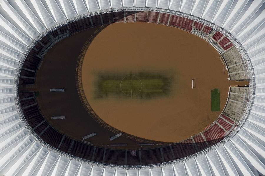 Gramado do Beira-Rio totalmente coberto por &aacute;gua