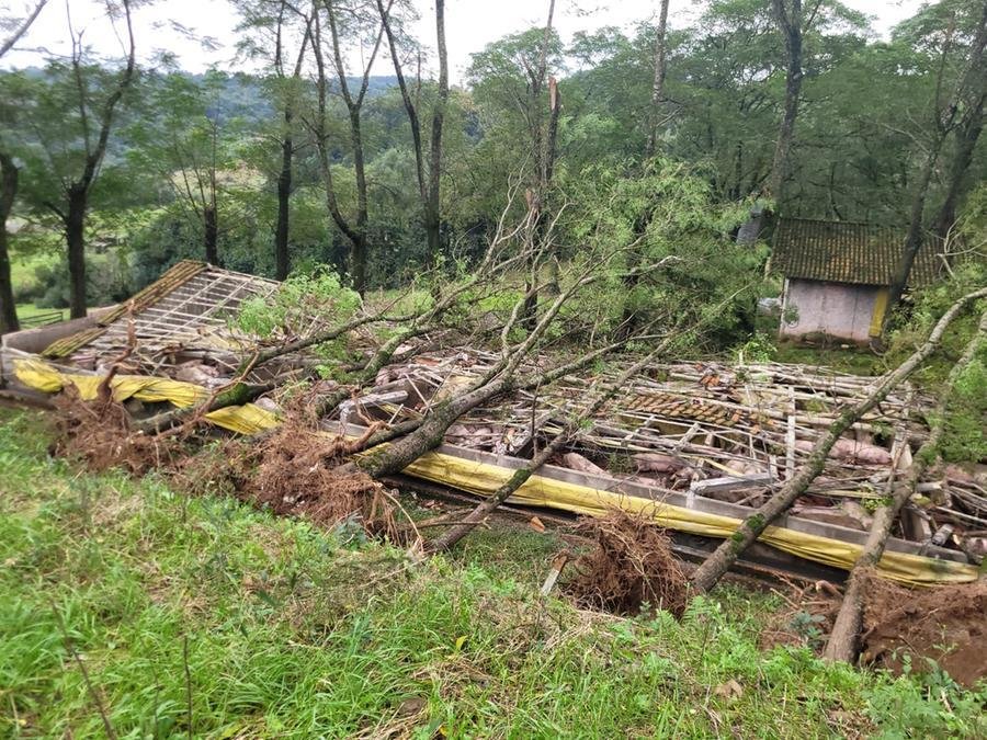 Tornado passou principalmente por localidades no interior, atingindo lavouras e estruturas de propriedades rurais