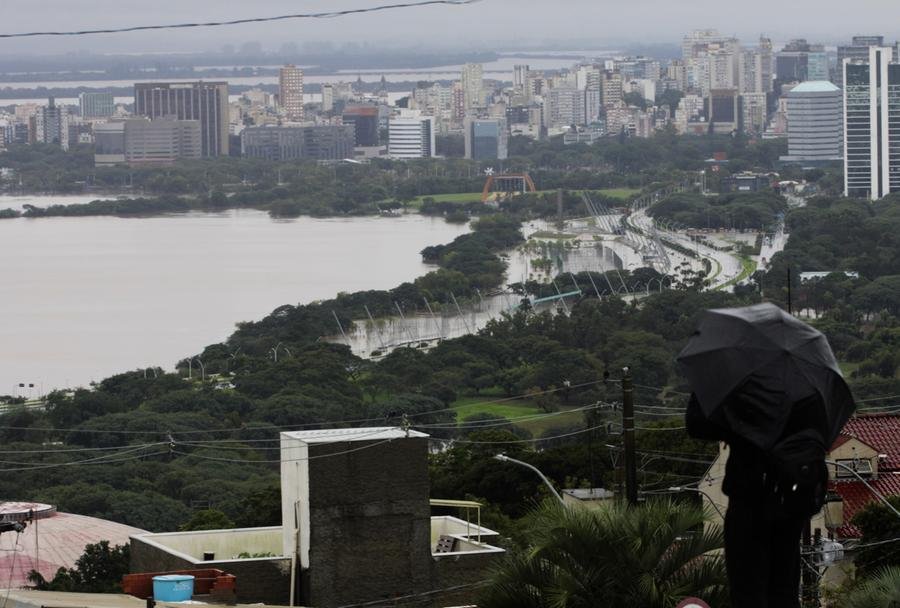 Vista de Porto Alegre inundada neste domingo a partir do Morro Santa Teresa