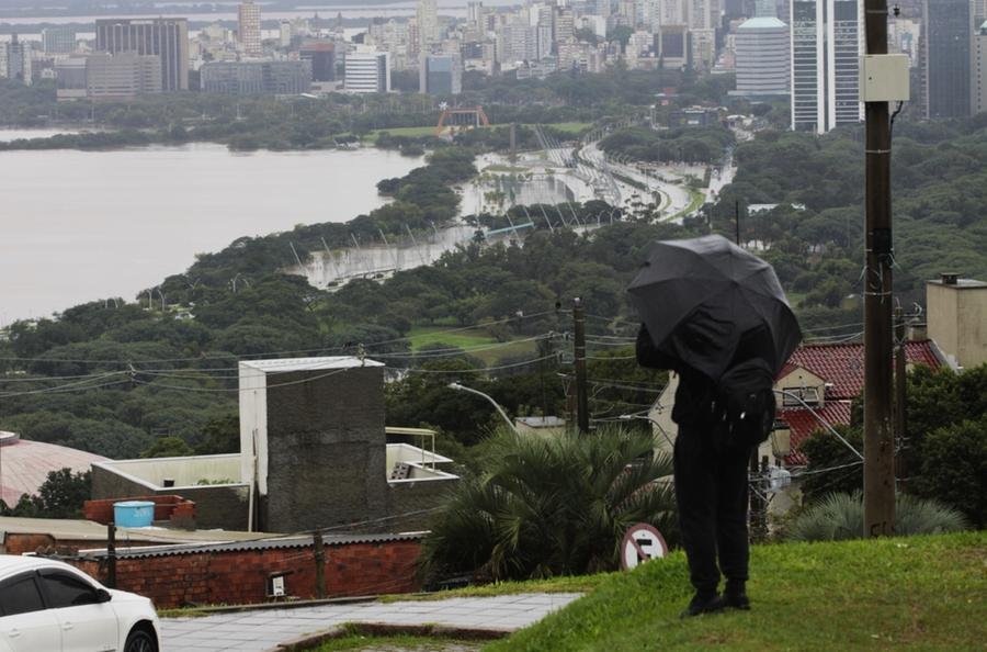 Chuva que cai sobre Porto Alegre nesta quinta, deve permanecer ao longo da sexta