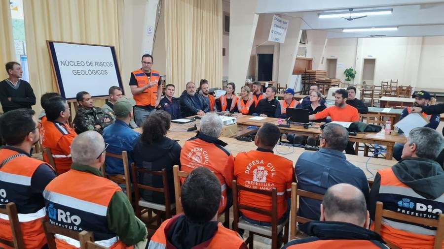 No domingo, profissionais da Geo Rio e Defesa Civil, do Rio de Janeiro, e do CREA de Minas Gerais, chegaram para refor&ccedil;ar a atua&ccedil;&atilde;o do N&uacute;cleo