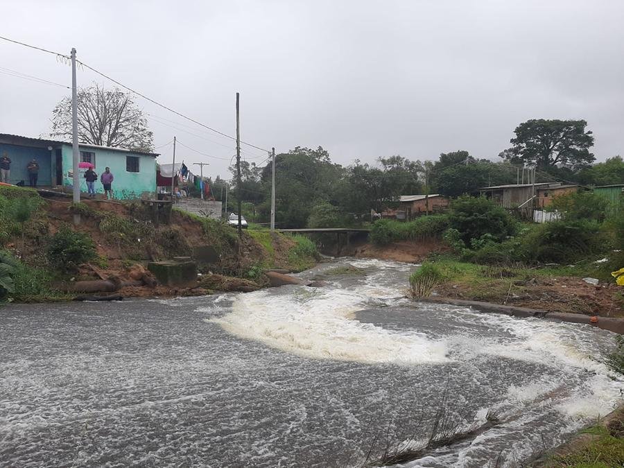 Moradores do entorno acompanham o extravasamento das &aacute;guas na barragem