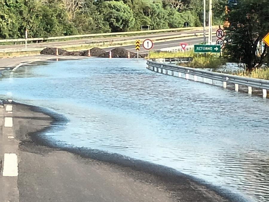Em dire&ccedil;&atilde;o &agrave; Capital, o tr&aacute;fego est&aacute; interditado pois as &aacute;guas do Sinos voltaram a subir, bloqueando a passagem pelas al&ccedil;as de acesso &agrave; 448