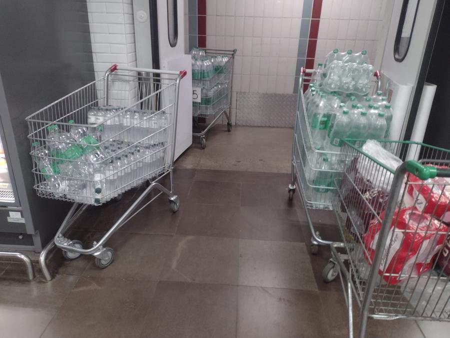 Supermercado da Cavalhada s&oacute; tinha &aacute;gua mineral com g&aacute;s nesta ter&ccedil;a-feira e apresentava falta de alguns produtos refrigerados.