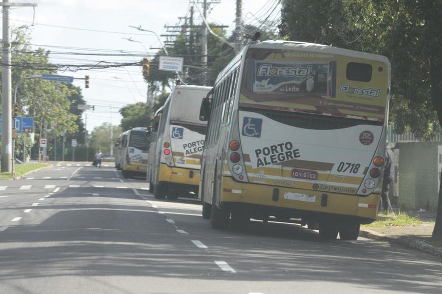 Conforme a ATP, duas garagens de empresas de &ocirc;nibus da capital foram atingidas pela cheia do Gua&iacute;ba