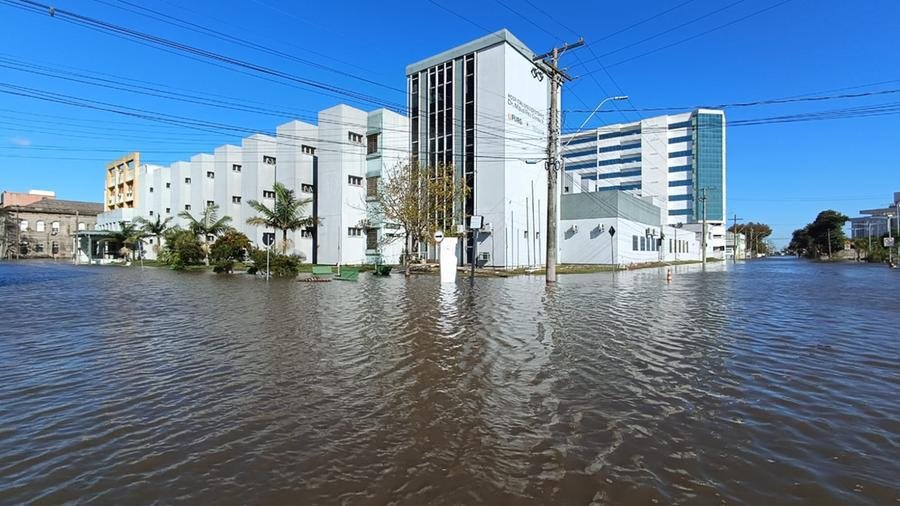 A enchente segue em v&aacute;rias ruas do centro trazendo transtornos aos moradores, como aqueles que tem que utilizar o hospital universit&aacute;rio da FURG