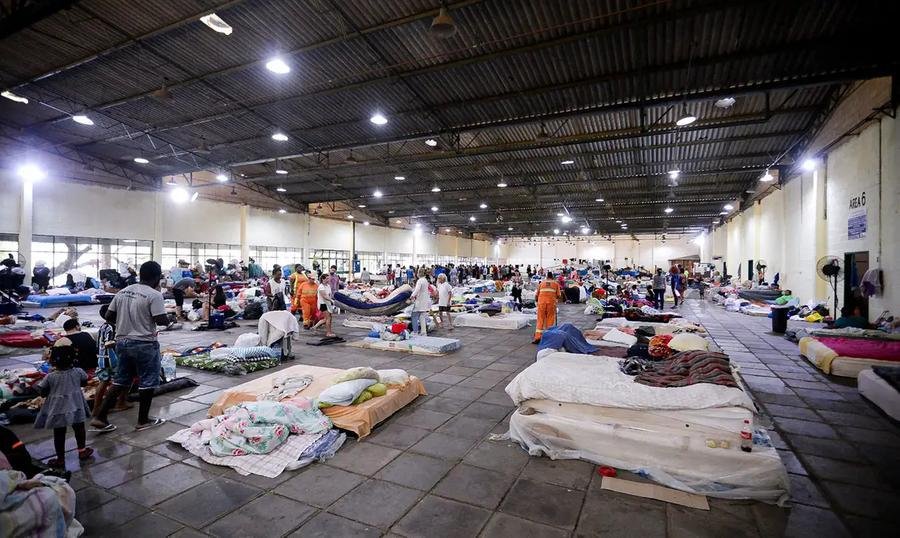 Associa&ccedil;&atilde;o afirma que imigrantes s&atilde;o discriminados na distribui&ccedil;&atilde;o de comida, &aacute;gua e material de higiene pessoal