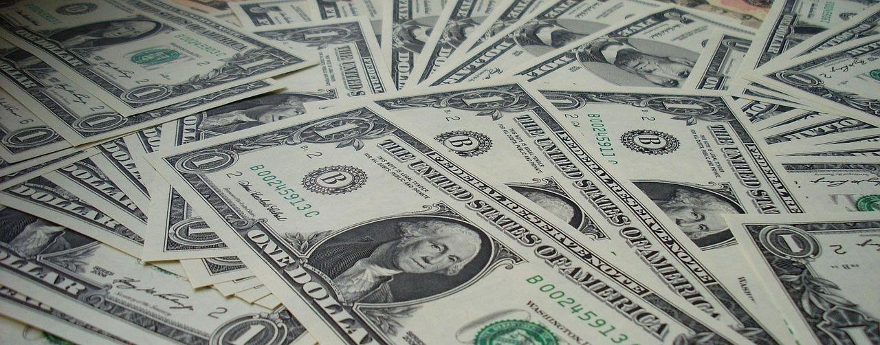 Dólar tem leve alta com exterior e eleição presidencial no radar