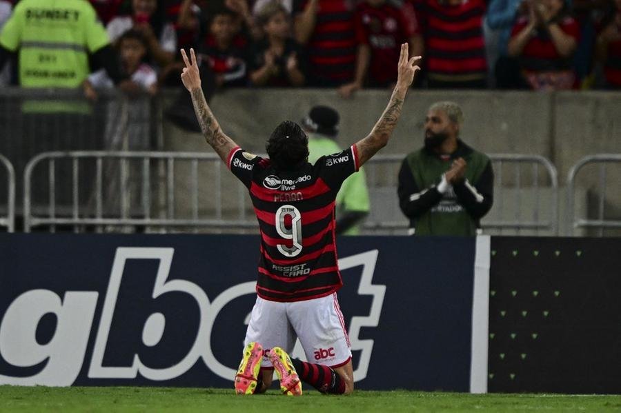 Com um futebol agressivo, a equipe da G&aacute;vea j&aacute; vencia por tr&ecirc;s gols na primeira etapa