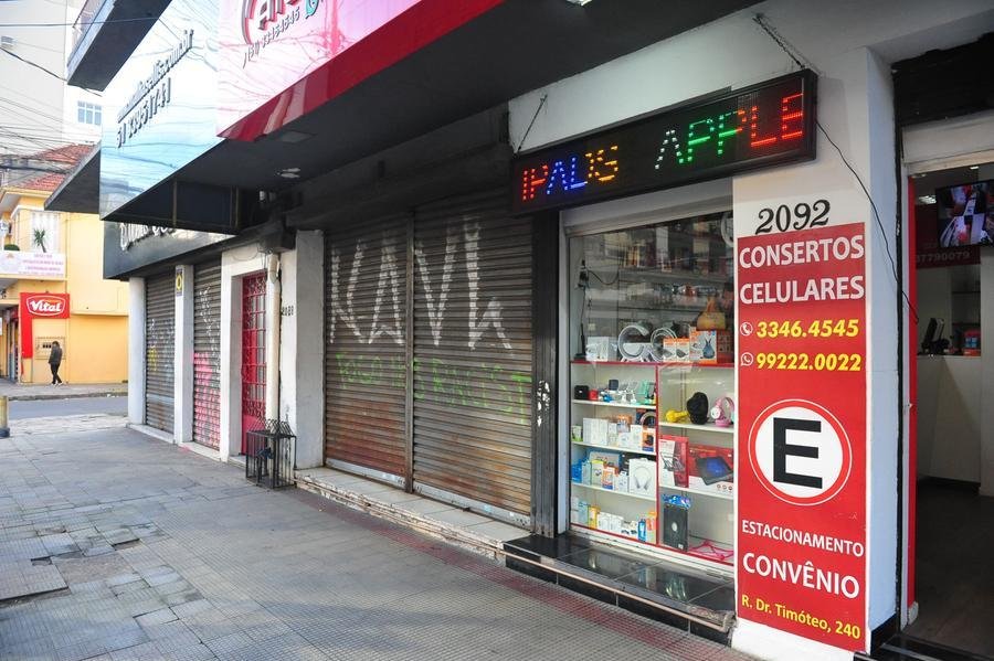 A Porto Alegre fora d'&aacute;gua: comerciantes enfrentam mudan&ccedil;a de rotina tamb&eacute;m na parte que n&atilde;o est&aacute; alagada