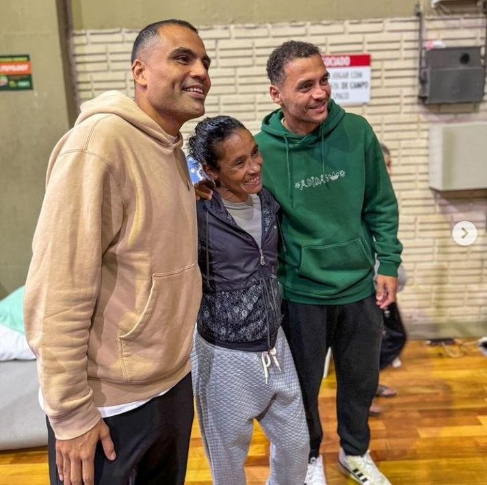 Gabriel Mercado e Alan Patrick tiram foto com pessoa abrigada na Sogipa