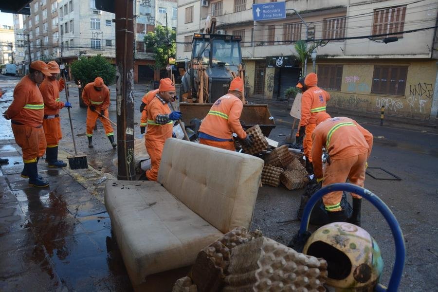 Cotravipa recolhe entulhos p&oacute;s enchente na rua Jo&atilde;o Alfredo, Cidade Baixa