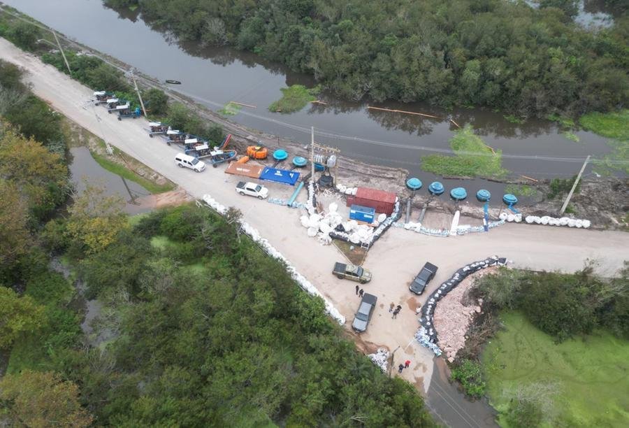 Sistema de bombeamento flutuante auxilia no escoamento de &aacute;reas alagadas