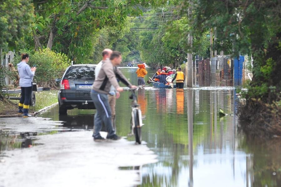 &Aacute;gua come&ccedil;a a baixar no bairro Sarandi, em Porto Alegre