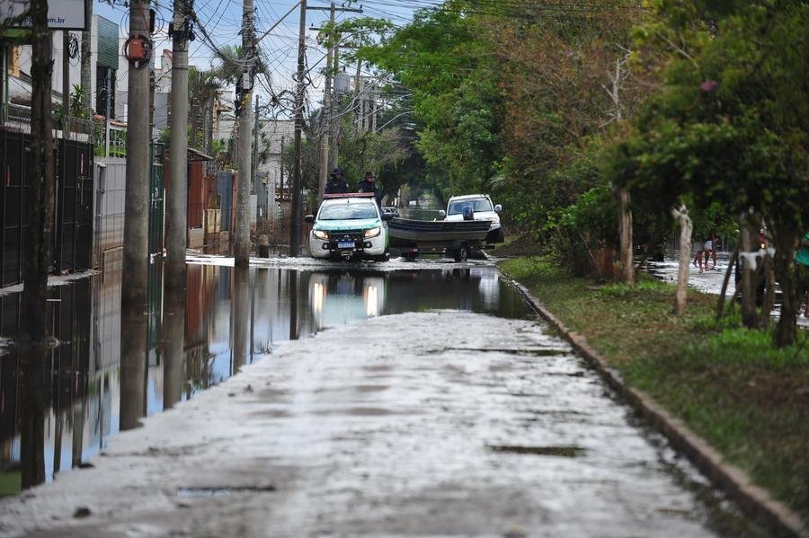 Com o n&iacute;vel do Gua&iacute;ba em queda, a &aacute;gua come&ccedil;ou a baixar nos bairros da Capital