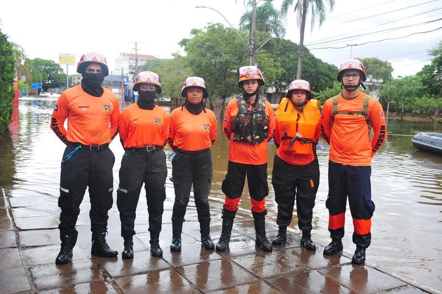 Volunt&aacute;rios do MT participam de resgates em Porto Alegre