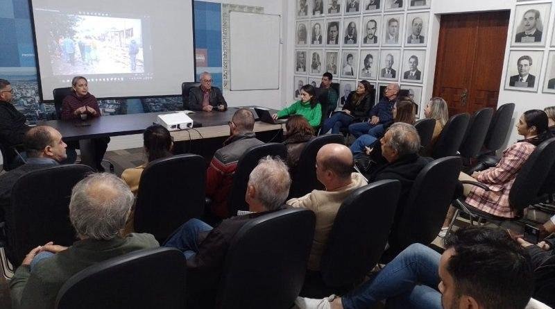 Prefeito de Tubar&atilde;o, Jairo Cascaes, se reuniu na sexta com secret&aacute;rios para alinhar log&iacute;stica de distribui&ccedil;&atilde;o
