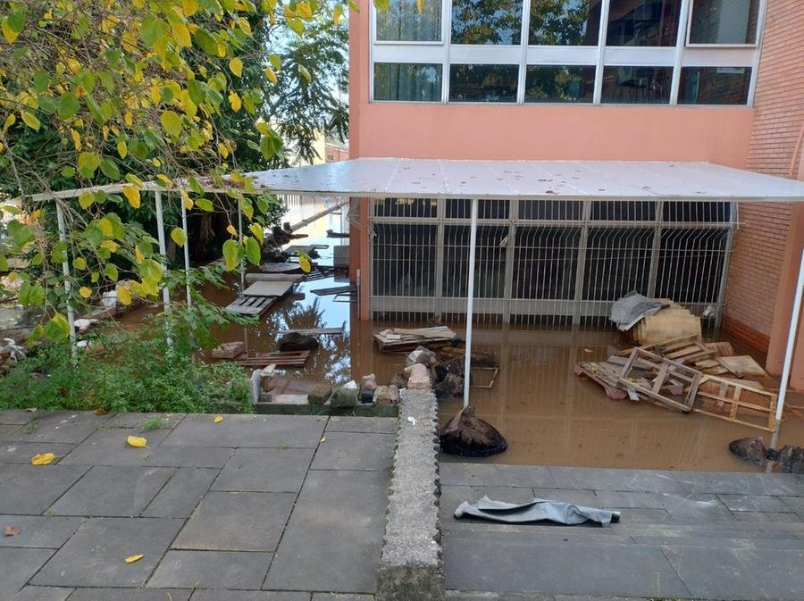 &Aacute;rea externa da sala de escultura do Atelier Livre, inundado pela enchente