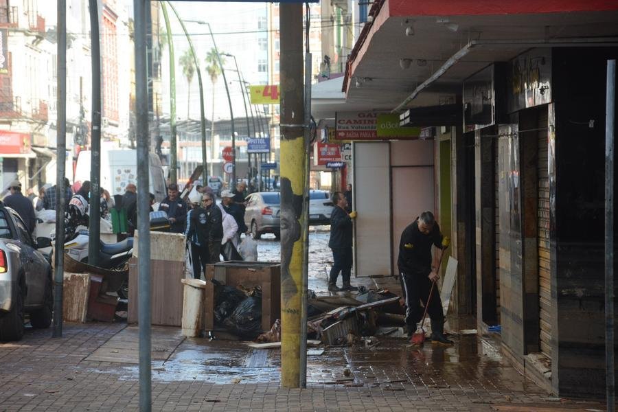 Centro de Porto Alegre fica coberto por lodo ap&oacute;s recuo da &aacute;gua