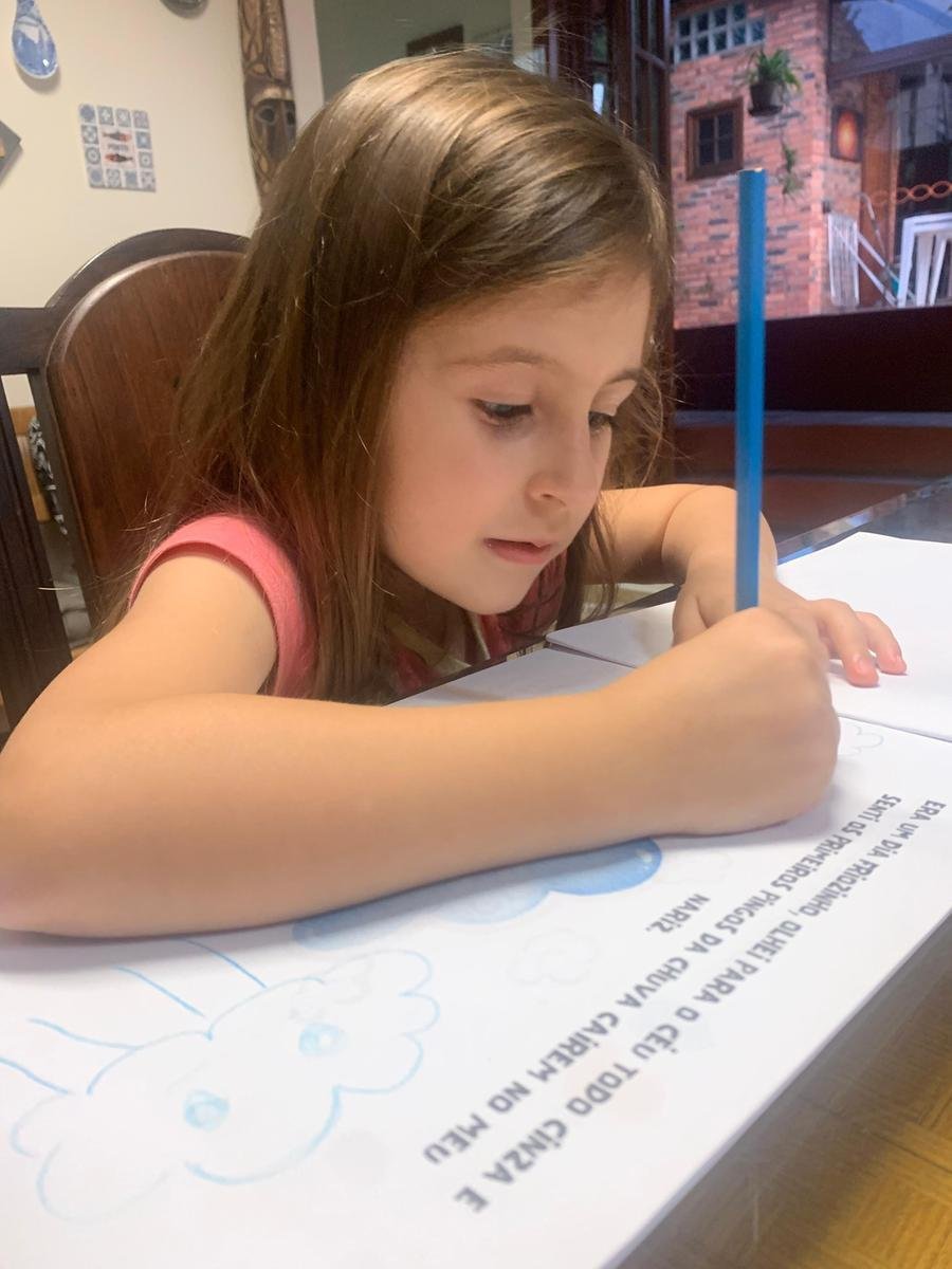 Helena, 4 anos, colore o livro "E a chuva...", da psic&oacute;loga Sabrina F&uuml;hr, uma das publica&ccedil;&otilde;es dispon&iacute;veis online para crian&ccedil;as