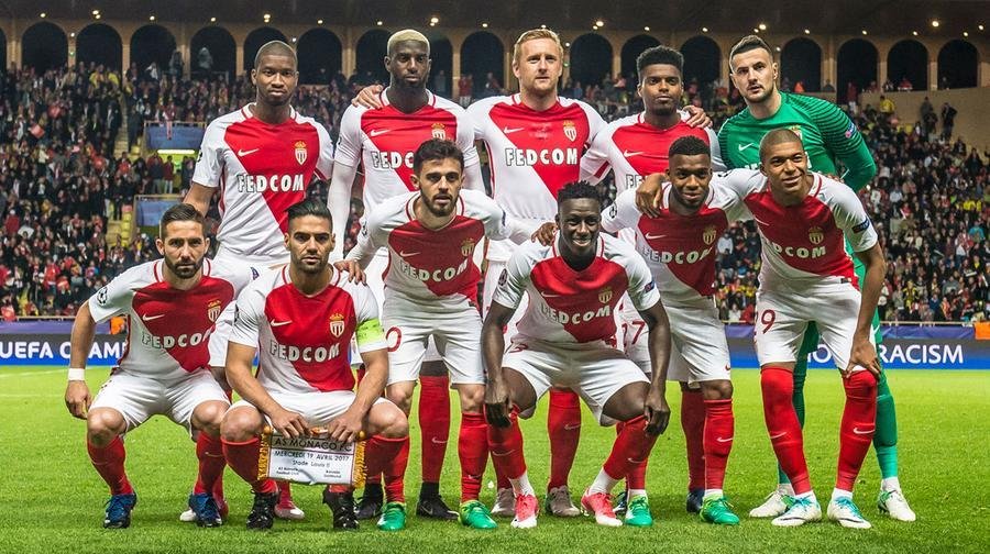 Jemerson (de p&eacute;, ao lado do goleiro) atuou pelo Monaco ao lado de Mbapp&eacute;