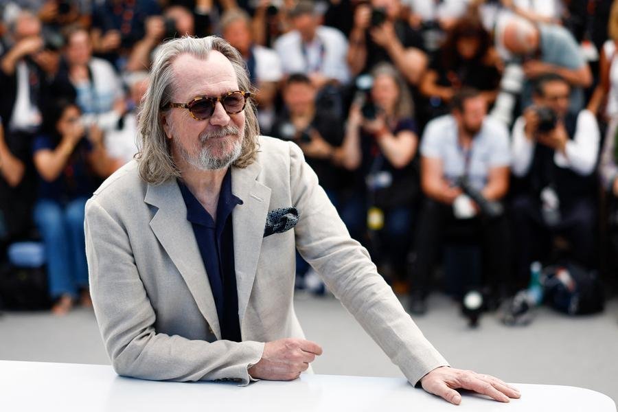 Oldman est&aacute; no Festival de Cannes com o longa "Parthenope", que disputa a Palma de Ouro