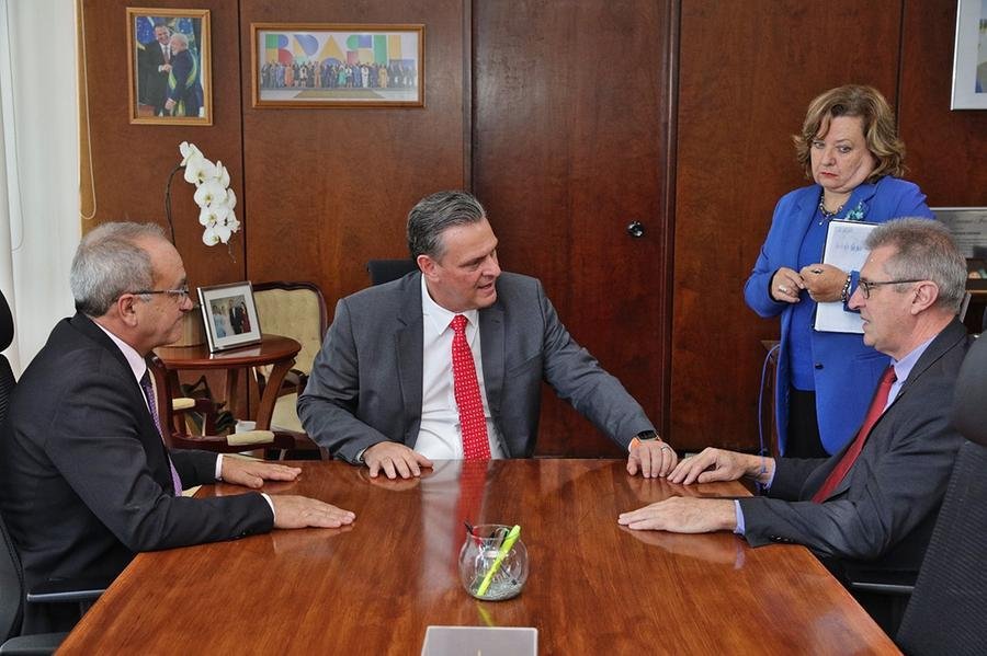 F&aacute;varo (C) ir&aacute; a Santa Cruz do Sul a pedido dos deputados Marcon (E) e Schuch (D)