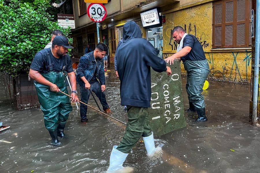 Comerciantes desobstruem bueiros na Cidade Baixa