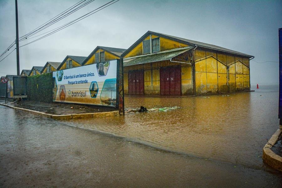 At&eacute; o in&iacute;cio da tarde, as &aacute;guas seguiam fluindo em dire&ccedil;&atilde;o ao Gua&iacute;ba por meio da comporta aberta